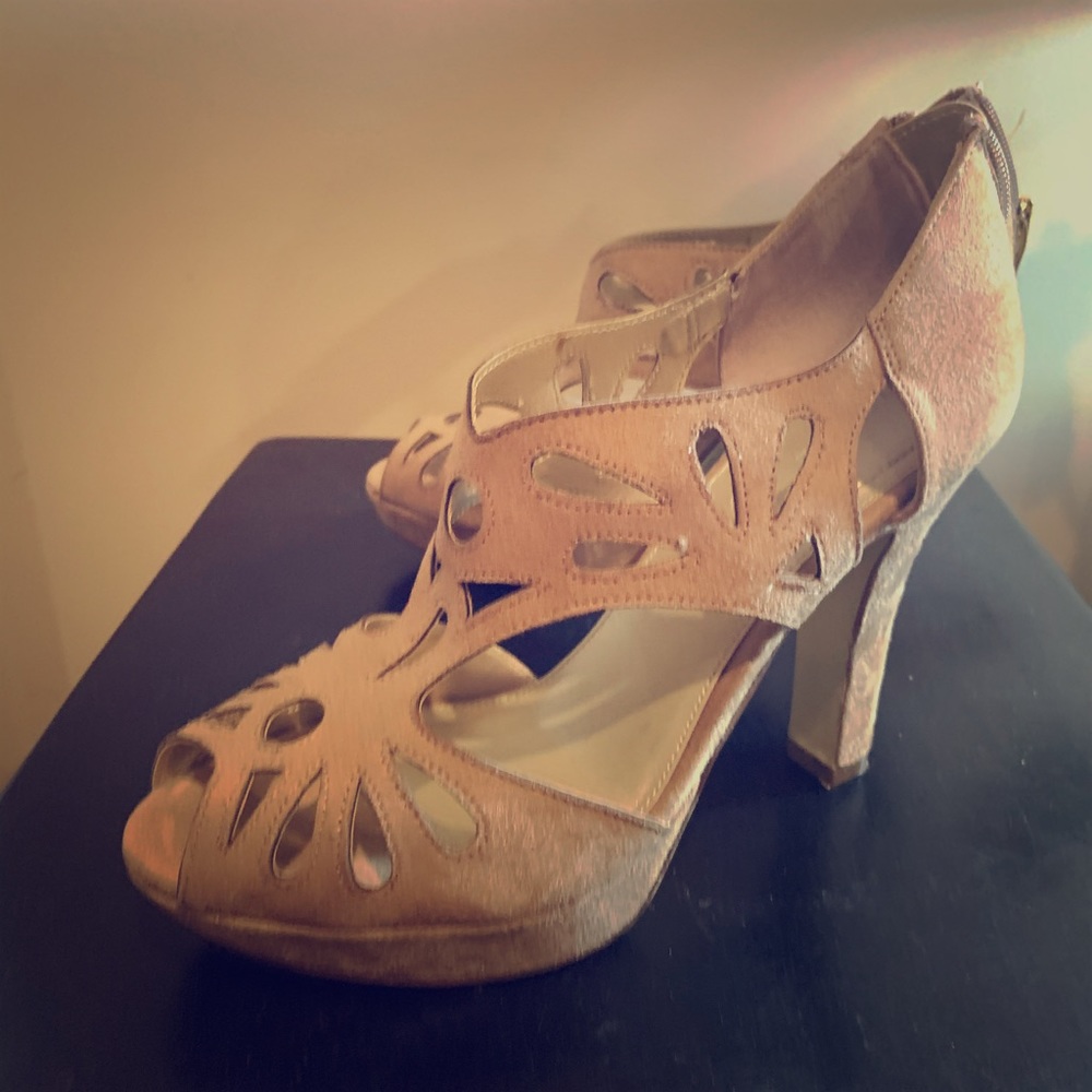 XAPPEAL super cute beige heel with sweet design!